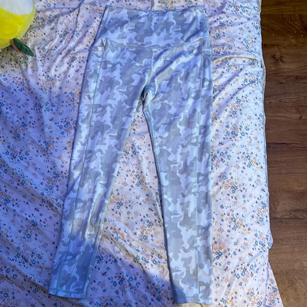 White and gray camo leggings sz MEDIUM - LegEnd